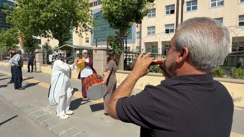 Boşanma kararını halay çekerek kutladı: Adliye önünde tarihe geçen anlar: - Resim : 1