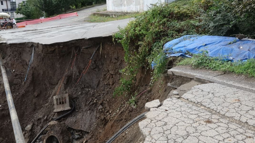 Saniyelerle gelen kurtuluş: Yol dere yatağına çöktü: Yer Karadeniz - Resim: 11