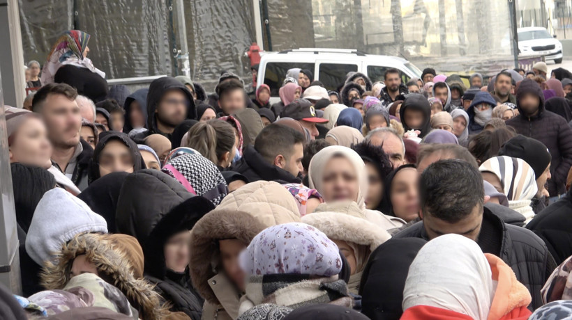 Bursa’da soğuğu unutturan 100 liralık izdiham: Duyan koştu: Güvenlik devre kesti - Resim : 1