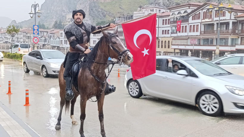 Bayrağa uzanan ellere at üstünde meydan okudu: Tokat’tan İstanbul’a uzanan destansı protesto - Resim : 1