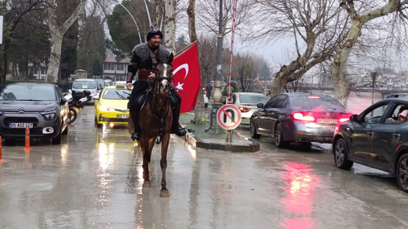 Bayrağa uzanan ellere at üstünde meydan okudu: Tokat’tan İstanbul’a uzanan destansı protesto - Resim : 2