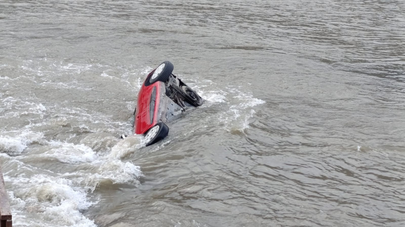 Amasya Yeşilırmak’ta dehşet anları: Anne ile kızı ölümle burun buruna geldi - Resim : 4