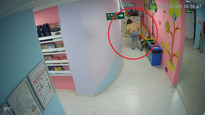 Tekmeci &ouml;ğretmenin cezası belli oldu: Mahkeme kamera g&ouml;r&uuml;nt&uuml;lerini delil saydı - Resim : 1