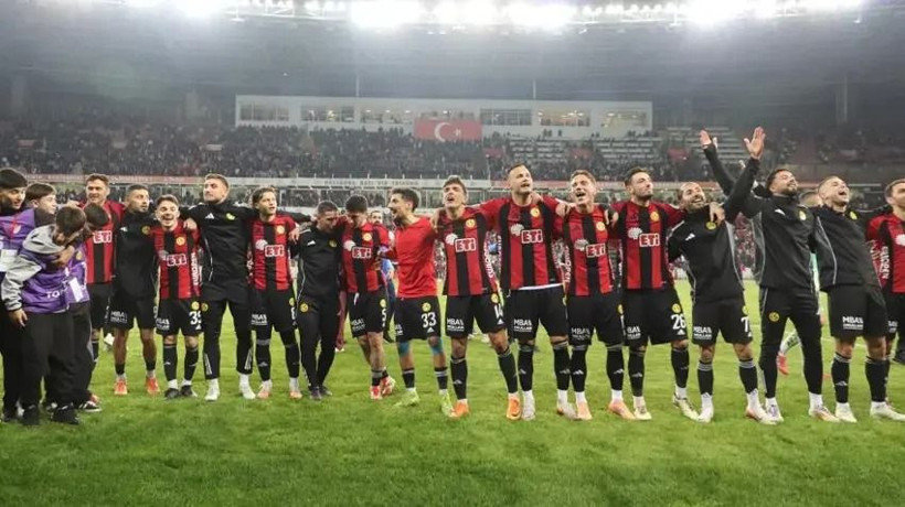 Türk futbolunun efsanesinden muhteşem geri dönüş: Yarı finaldeki rakibi belli oldu - Resim: 1