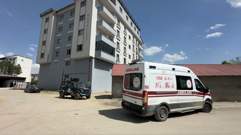 Elinde bıçakla çatıya çıktı, ekipleri alarma geçirdi - Resim: 6