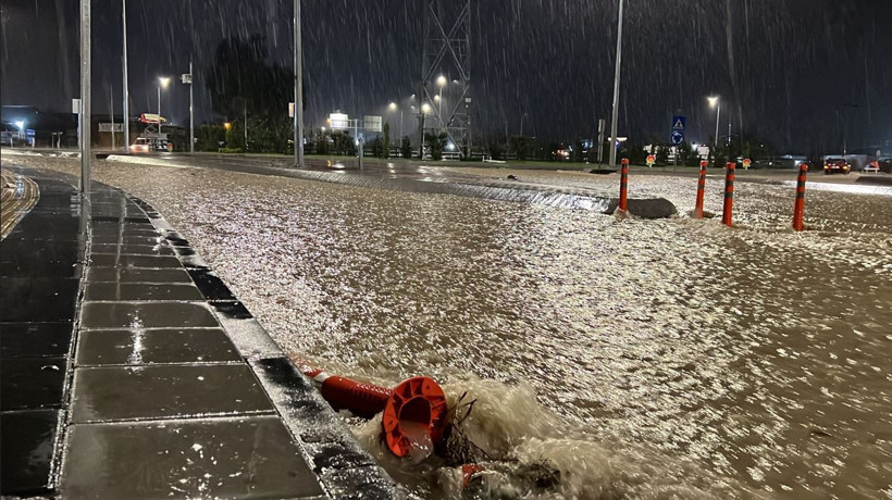 Mersin'de sağanak yağış etkili oldu: Cadde ve sokakları su bastı - Resim : 4