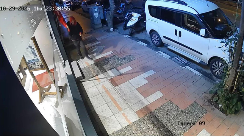 Manisa'da bayrağı yere atan zihinsel engelli şüpheli yakalandı - Resim : 1
