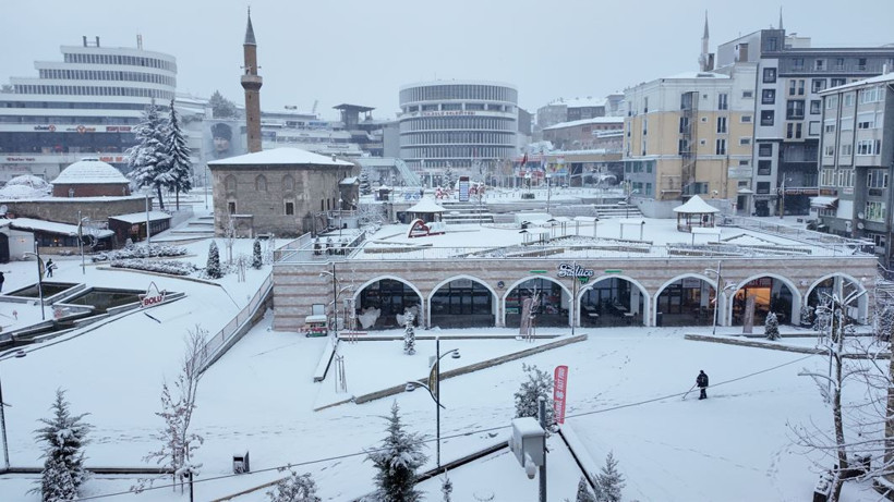 Kar kalınlığı 10 santimetreye ulaştı! Şehir tamamen beyaza b&uuml;r&uuml;nd&uuml; - Resim : 2