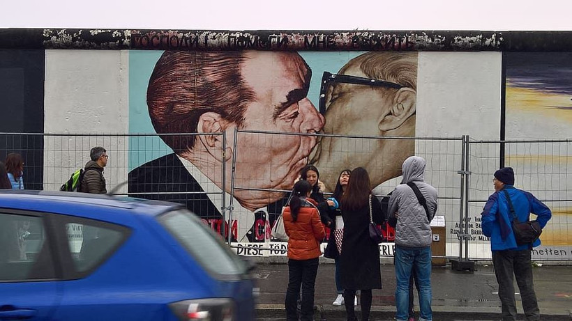 Berlin Duvarı önünde öpücük partiyi karıştırdı: AKP'li meclis üyesi Mehmet Ergüneş eşiyle dudak dudağa! - Resim: 5