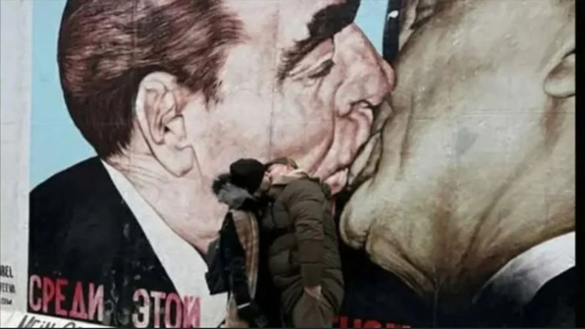 Berlin Duvarı önünde öpücük partiyi karıştırdı: AKP'li meclis üyesi Mehmet Ergüneş eşiyle dudak dudağa! - Resim: 10