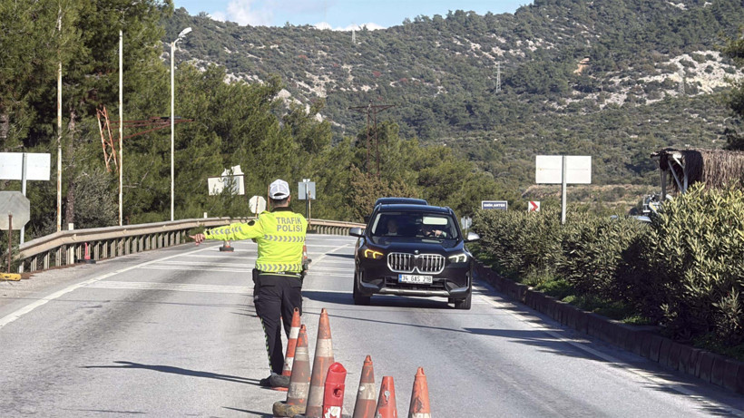 Tatilciler Bodrum'a akın etti: 24 saatte binlerce ara&ccedil; il&ccedil;e giriş yaptı - Resim : 4