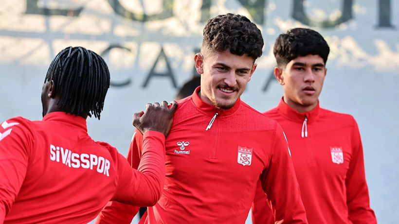 Sivasspor’un stoperi Süper Lig’e transfer oluyor - Resim : 1