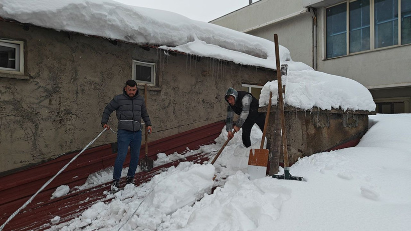 Muş'ta bellerine ip bağlayarak çatı temizlediler: İşte Türkiye'nin iş sağlığı raporu - Resim: 1