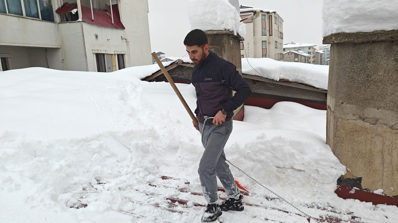 Muş'ta bellerine ip bağlayarak çatı temizlediler: İşte Türkiye'nin iş sağlığı raporu - Resim: 2