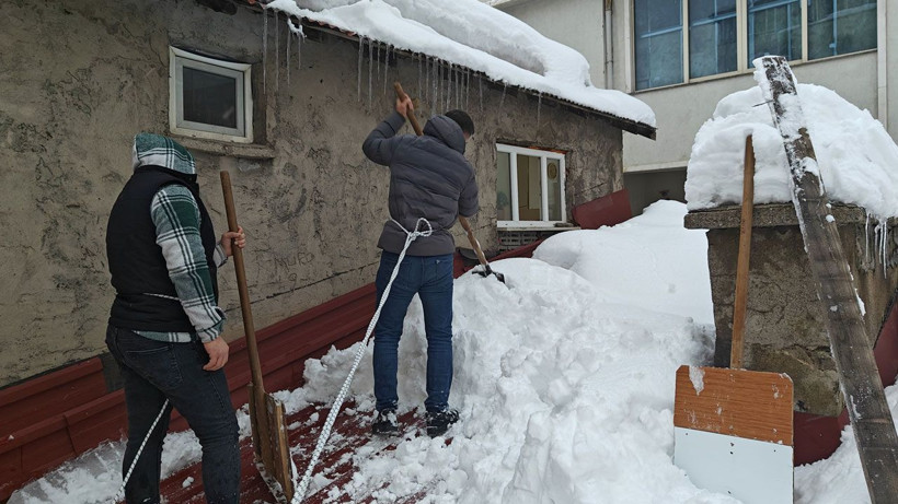 Muş'ta bellerine ip bağlayarak çatı temizlediler: İşte Türkiye'nin iş sağlığı raporu - Resim: 3