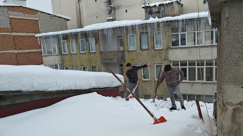 Muş'ta bellerine ip bağlayarak çatı temizlediler: İşte Türkiye'nin iş sağlığı raporu - Resim: 4