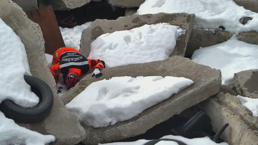 Çöken çatıda zamana karşı yarış: Enkaz altında can pazarı: Erzurum’da nefes kesen anlar - Resim: 8