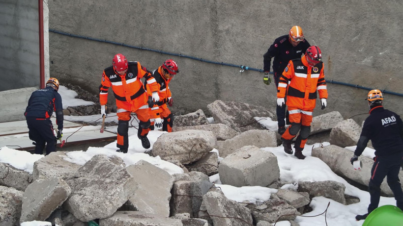 Çöken çatıda zamana karşı yarış: Enkaz altında can pazarı: Erzurum’da nefes kesen anlar - Resim: 6