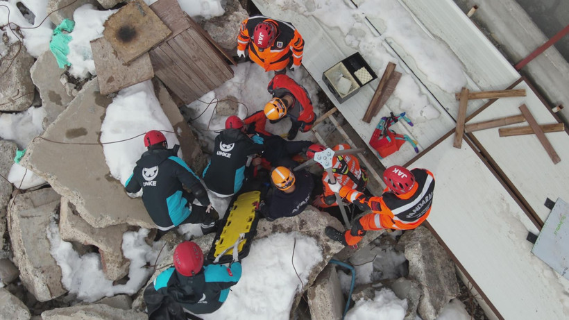 Çöken çatıda zamana karşı yarış: Enkaz altında can pazarı: Erzurum’da nefes kesen anlar - Resim: 10