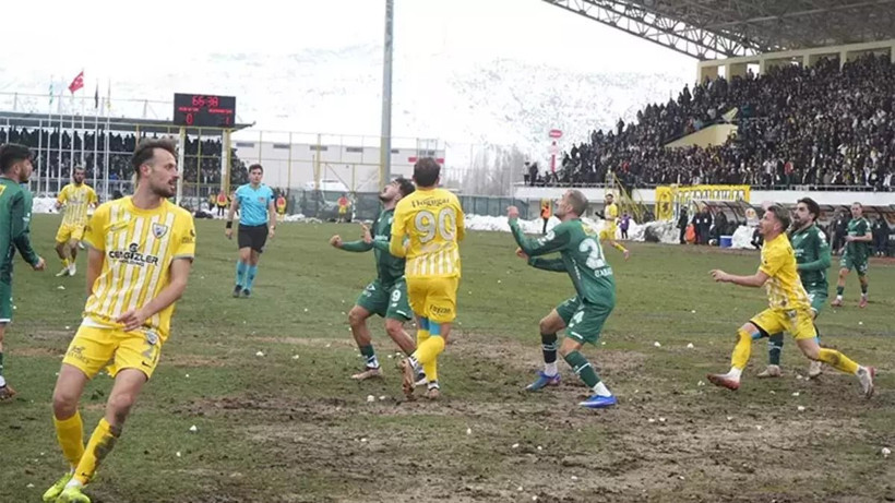 Şampiyonluk maçında futbol sahası karıştı: Türkiye'nin efsanesi adım adım... - Resim: 11