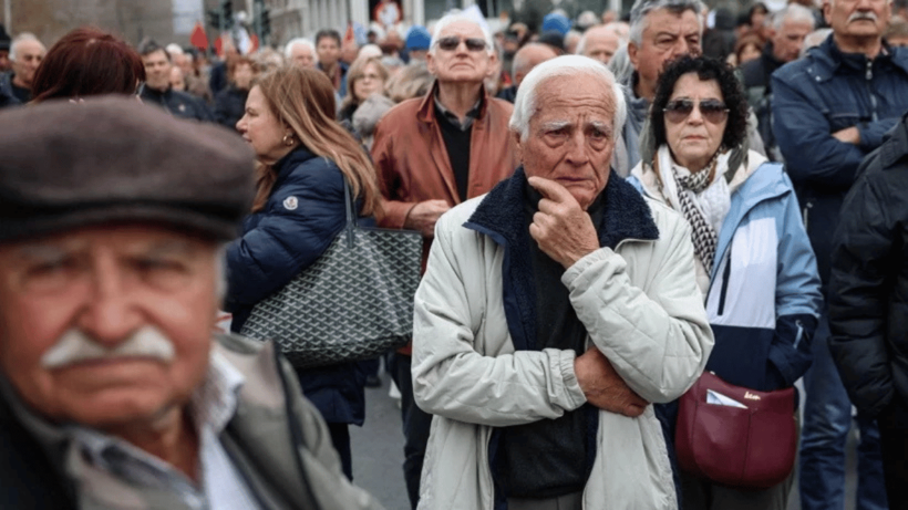 Emekliler sokağa indi: Atina'da emekliler zam talebiyle protesto düzenledi - Resim : 2