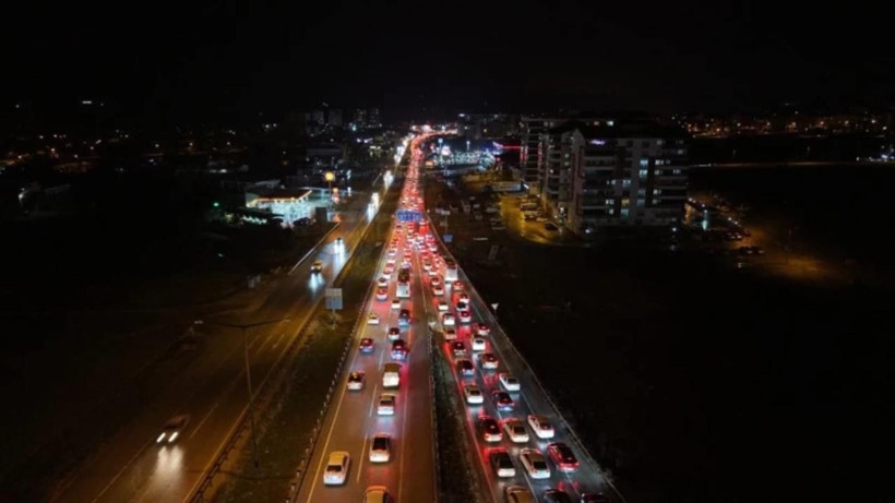 Bayram dönüşü yoğunluğu: Kırıkkale’de 40 kilometrelik araç kuyruğu - Resim: 2
