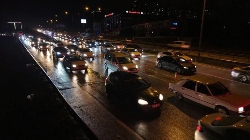 Bayram dönüşü yoğunluğu: Kırıkkale’de 40 kilometrelik araç kuyruğu - Resim: 3