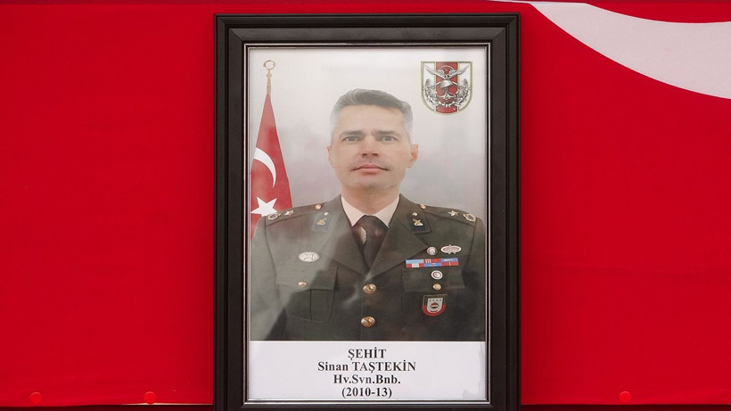 Katar'da şehit olan binbaşı Sinan Taştekin’e memleketi Isparta’da son veda: Annesi ve eşi ayakta duramadı - Resim: 14