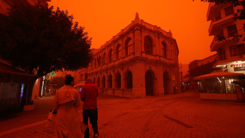 Afrika'dan geldi Yunanistan'ı kızıla boyadı - Resim: 1