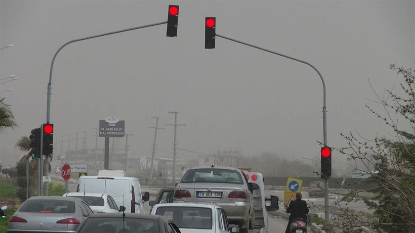 Türkiye’de bazı şehirler çöl tozuna büründü: Çamur yağdı - Resim: 3