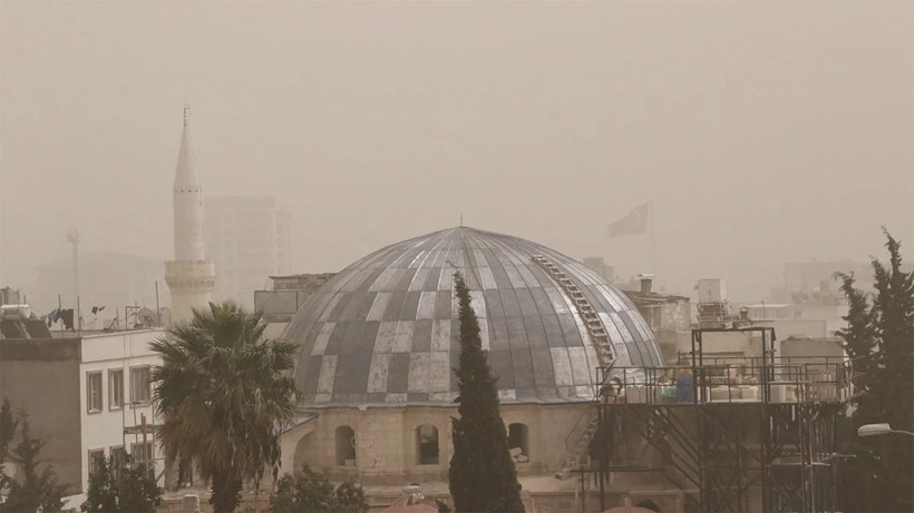 Türkiye’de bazı şehirler çöl tozuna büründü: Çamur yağdı - Resim: 2