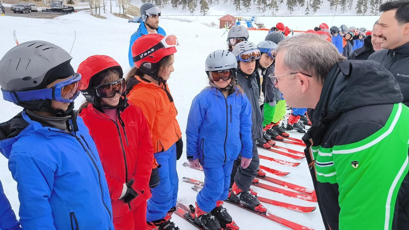 2 bin ilkokul öğrencisi kayakla tanıştı: Kars'ta "Karın Yıldızları Sarıkamış'ta Projesi" - Resim: 1