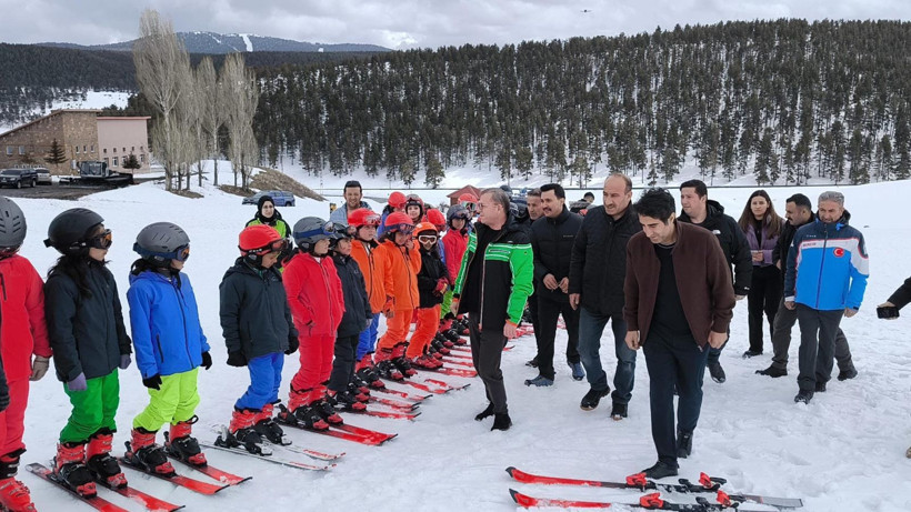 2 bin ilkokul öğrencisi kayakla tanıştı: Kars'ta "Karın Yıldızları Sarıkamış'ta Projesi" - Resim: 3