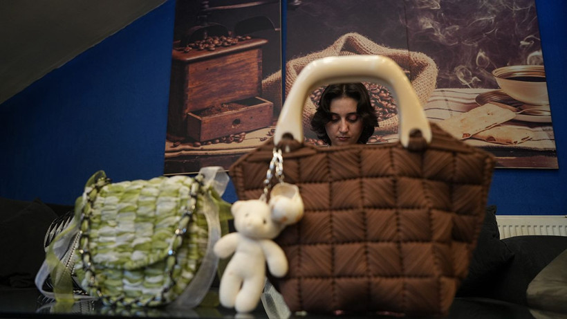 Üniversite öğrencisi genç kız el emeği çantaları ile kazanç sağlıyor - Resim: 14