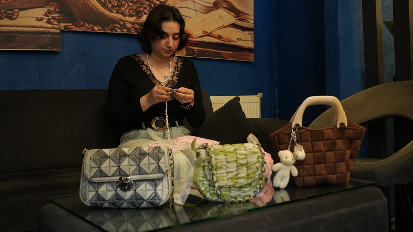 Üniversite öğrencisi genç kız el emeği çantaları ile kazanç sağlıyor - Resim: 6