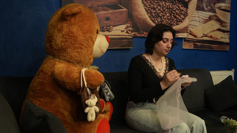 Üniversite öğrencisi genç kız el emeği çantaları ile kazanç sağlıyor - Resim: 11