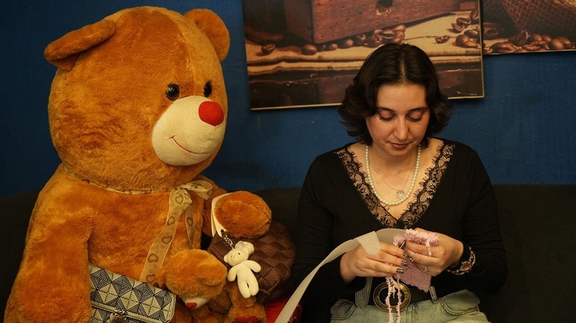 Üniversite öğrencisi genç kız el emeği çantaları ile kazanç sağlıyor - Resim: 1