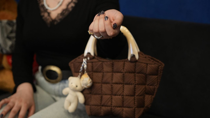 Üniversite öğrencisi genç kız el emeği çantaları ile kazanç sağlıyor - Resim: 2