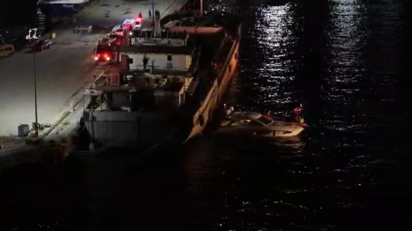 İstanbul Boğazı’nda korku dolu anlar: Haydarpaşa'da tekne gemiye çarptı - Resim : 1