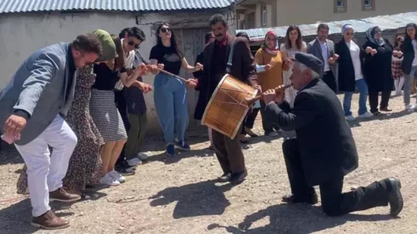 Acil serviste sıra dışı resital: Ağrısını üfleyerek dindirdi: Kars’ın 86’lık çınarı şaşırttı - Resim : 3