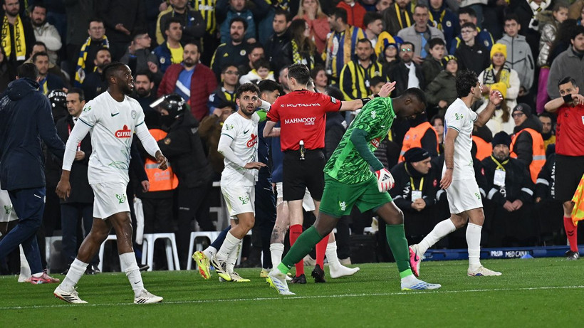 Fenerbahçe'nin 90+8'de yediği gol öncesi faul kararı doğru mu? Trio açıkladı - Resim: 8