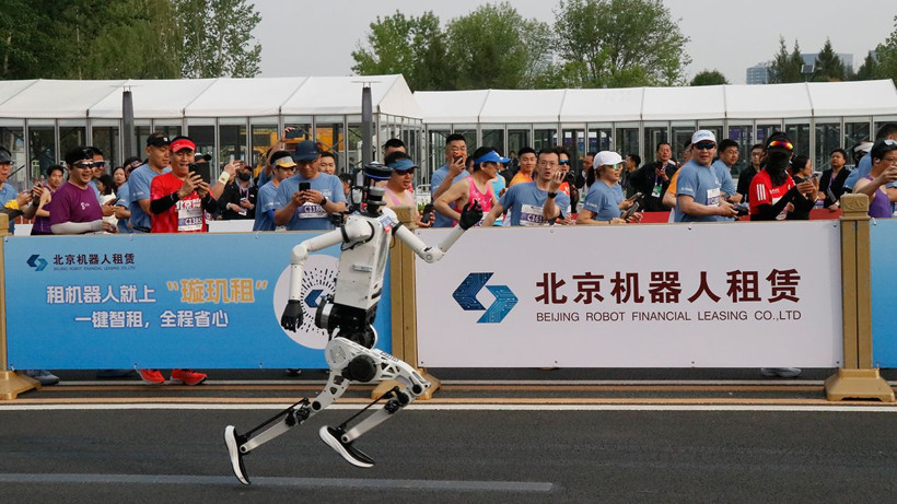 İnsansı robot dünya rekoru kırdı: Dünyanın en iyi atletine 7 dakika fark attı - Resim: 3