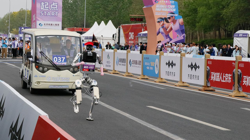 İnsansı robot dünya rekoru kırdı: Dünyanın en iyi atletine 7 dakika fark attı - Resim: 2