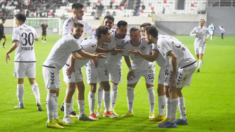 Türkiye'nin efsane kulübü başardı: Asırlık takım tarihi maçı kazandı... Tribünde büyük coşku - Resim: 1