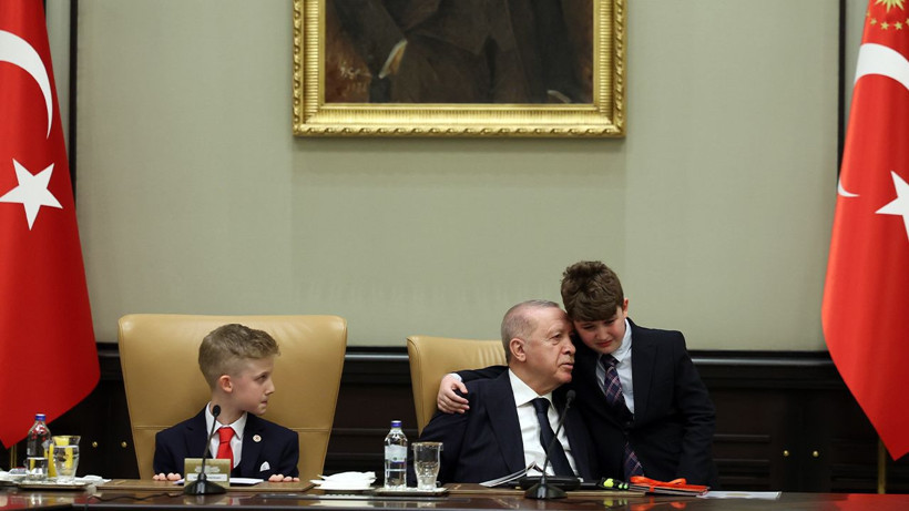 23 Nisan’da Erdoğan’ın huzurunda bu şiir okutuldu: Siyasi yasak gerekçesi olmuştu - Resim: 14