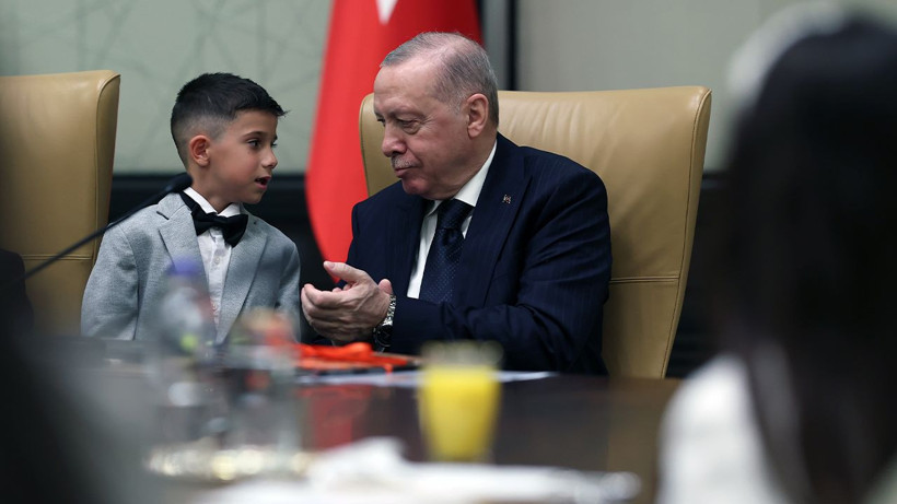 23 Nisan’da Erdoğan’ın huzurunda bu şiir okutuldu: Siyasi yasak gerekçesi olmuştu - Resim: 4