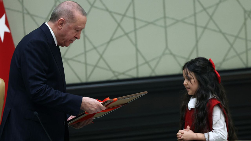 23 Nisan’da Erdoğan’ın huzurunda bu şiir okutuldu: Siyasi yasak gerekçesi olmuştu - Resim: 13