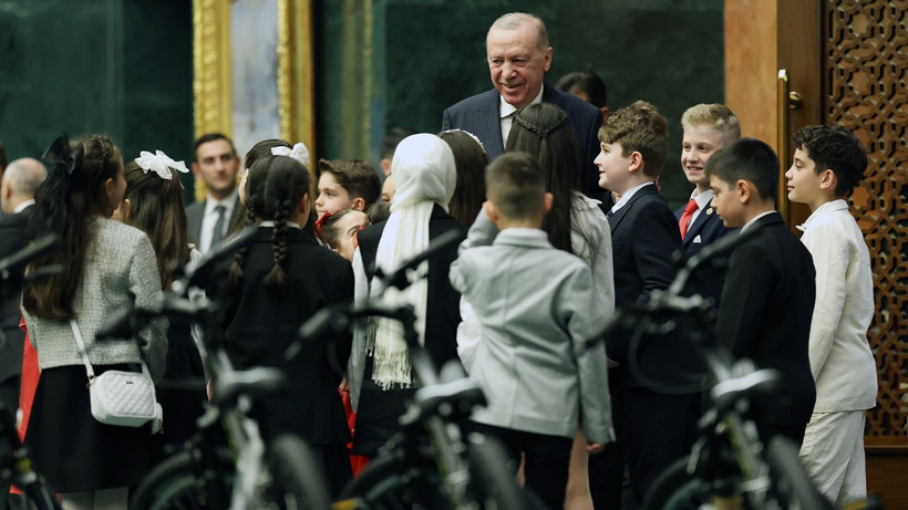 23 Nisan’da Erdoğan’ın huzurunda bu şiir okutuldu: Siyasi yasak gerekçesi olmuştu - Resim: 12