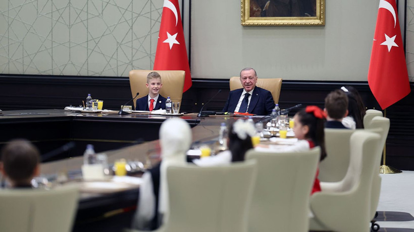 23 Nisan’da Erdoğan’ın huzurunda bu şiir okutuldu: Siyasi yasak gerekçesi olmuştu - Resim: 11