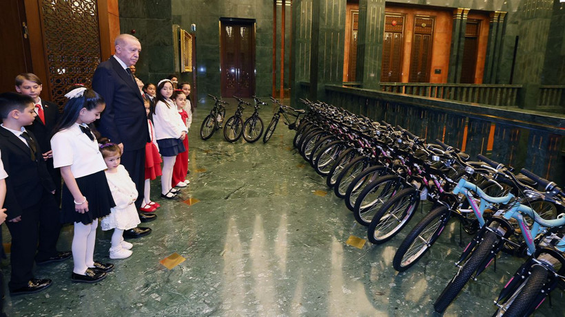 23 Nisan’da Erdoğan’ın huzurunda bu şiir okutuldu: Siyasi yasak gerekçesi olmuştu - Resim: 6